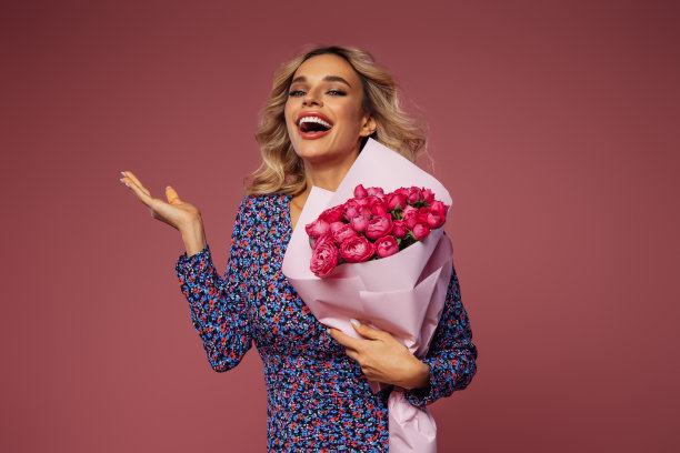 拿着一束花的美女图片下载