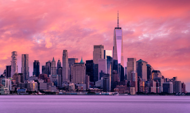 日落时的曼哈顿下城戏剧性的城市景观图片下载