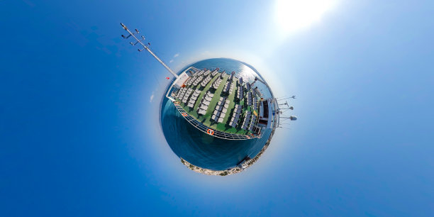 一艘载有汽车的大渡船图片下载