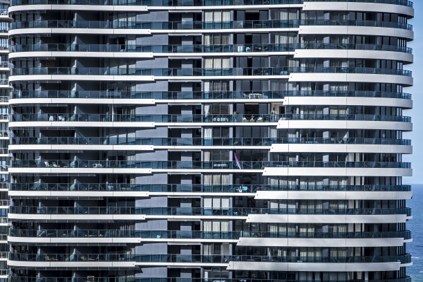 澳大利亚黄金海岸11层高层公寓大楼的正面视图细节图片下载