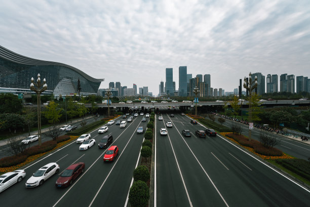 多云的城市图片下载