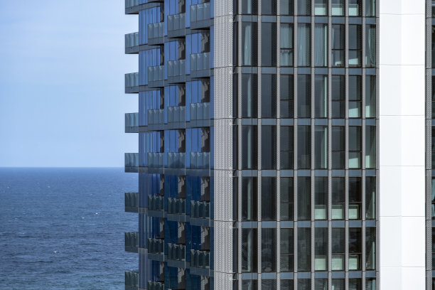 特写高层豪华公寓与海景在澳大利亚黄金海岸图片下载