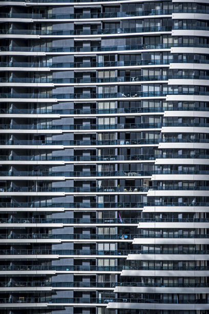 澳大利亚黄金海岸19层高层公寓大楼的正面视图细节图片下载