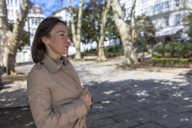 这个女孩傲慢而自信地向前看。图片下载