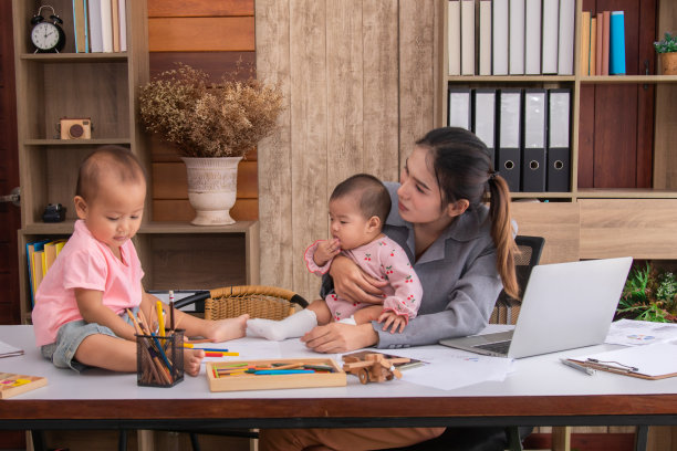 美丽的亚洲母亲在家里一心多用，单亲妈妈责怪孩子打架，女性在家工作，挑剔照顾混乱的孩子，在新冠肺炎危机期间隔离社会距离，图片下载