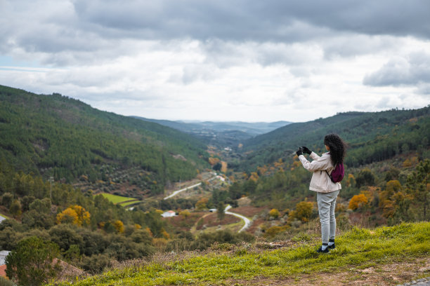 一名女子凝视着山上的景色图片下载
