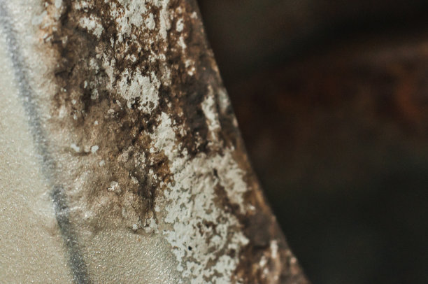 汽车轮辋的腐蚀。从金属上剥落油漆。化学反应。磁盘恢复。长时间使用。图片下载