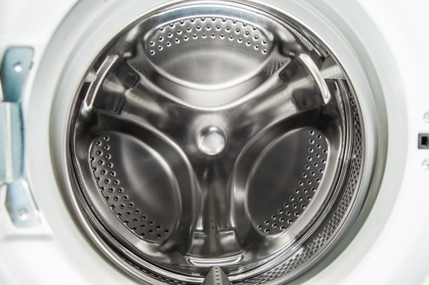 有玻璃侧门的开放式洗衣机的滚筒。侧装式洗衣机。图片下载