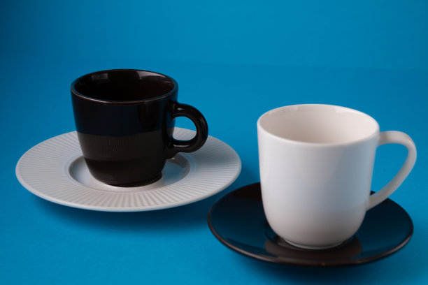 两个彩色骨灰和两个茶碟的照片图片下载