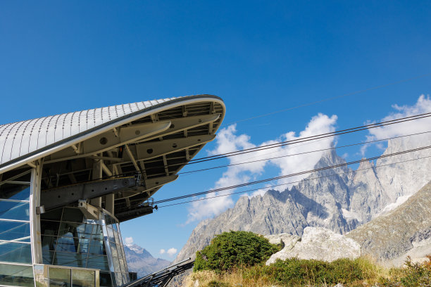 现代缆车滑雪缆车站在夏天的意大利阿尔卑斯山脉图片下载