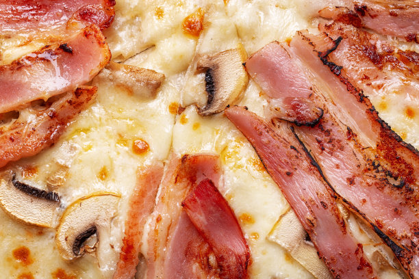 披萨加培根、奶酪和蘑菇图片下载