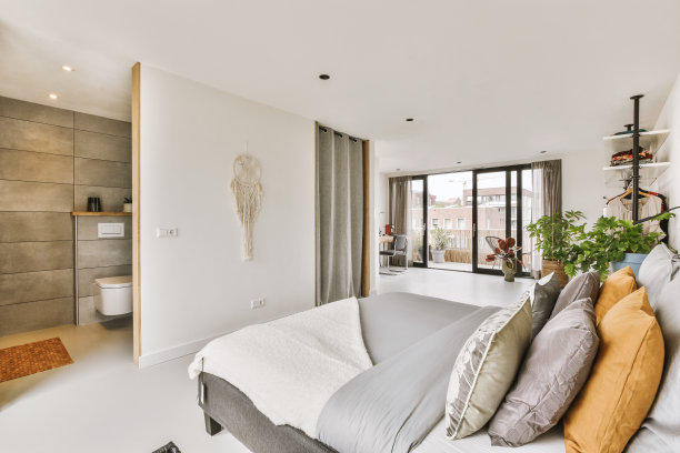 小卧室的内部，有一张床和很多枕头图片下载