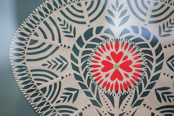 用薄纸剪出的古斯拉夫图案。图片下载