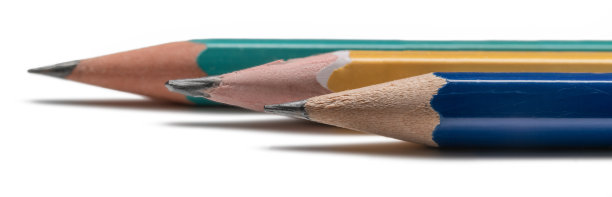 全景背景由石板铅笔。白色背景的彩色铅笔。图片下载