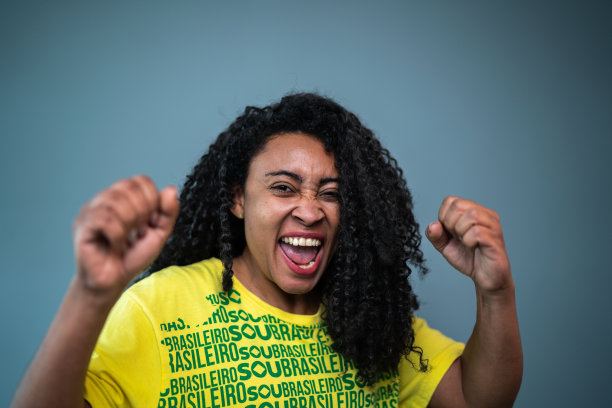 巴西女球迷穿着黄色队服庆祝图片下载