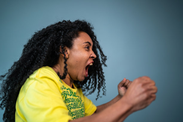 巴西女球迷穿着黄色队服庆祝图片下载