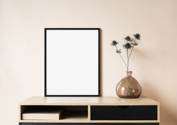 室内设计中的艺术品模型。墙上的空白画框图片下载