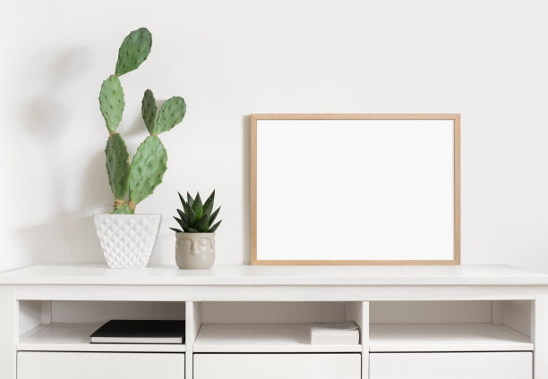 室内设计中的艺术品模型。墙上的空白画框图片下载