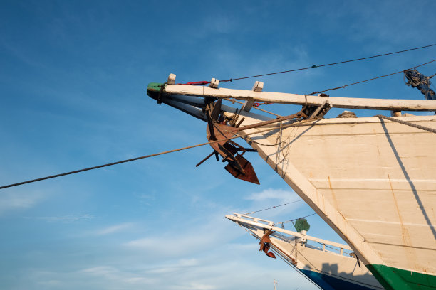 停泊在港口的大渔船的前部。从下面看，锚悬挂着图片下载
