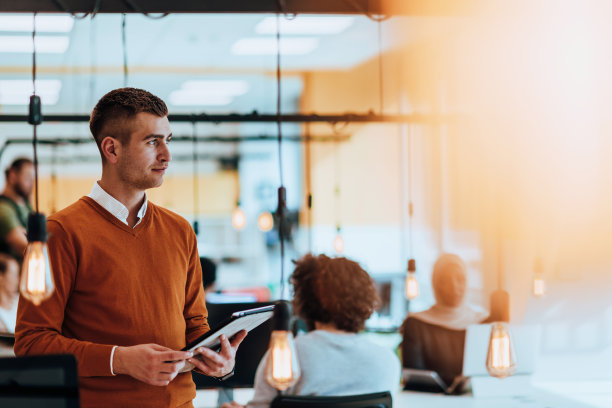 照片肖像的经理工作在一个现代公司处理数字营销图片下载