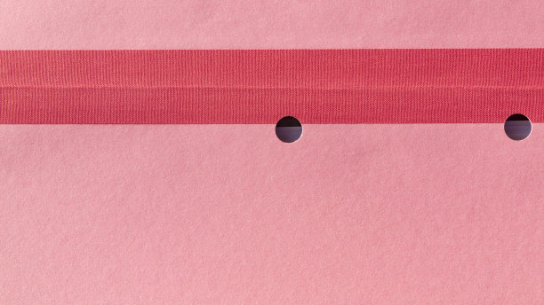 红色胶带装在粉色纸板文件夹里图片下载