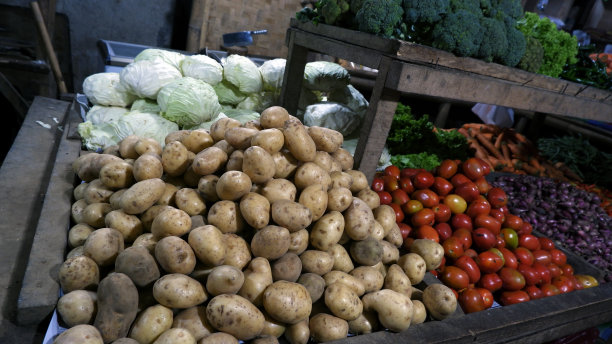晚上市场上卖的蔬菜还很新鲜-库存图片图片下载