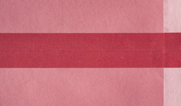 红色胶带装在粉色纸板文件夹里图片下载