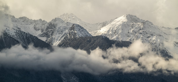 加拿大落基山脉山峰与低云全景照片图片下载