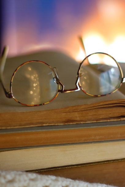 书，眼镜，毯子和壁炉图片下载