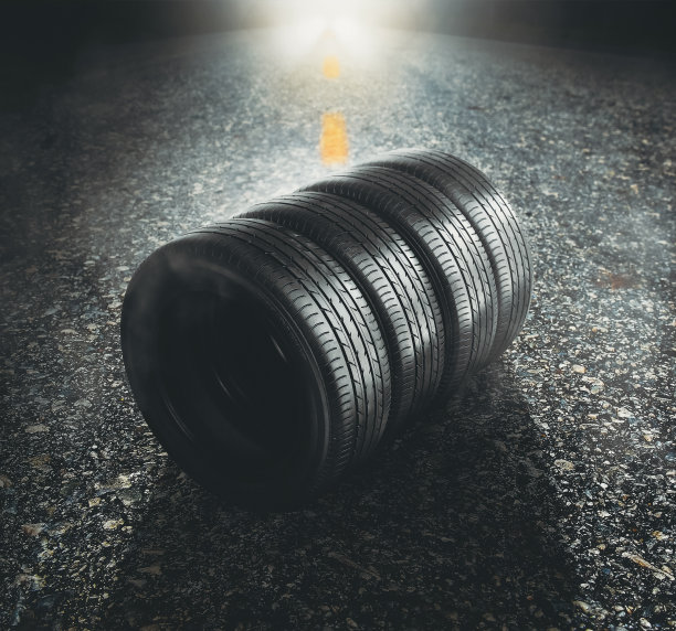 汽车轮胎铺在有烟和汽车前灯的道路上图片下载