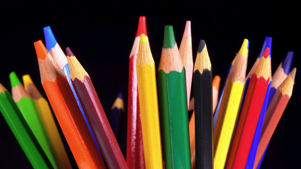 彩色蜡笔，彩虹铅笔，工作室拍摄与黑色背景库存照片。图片下载