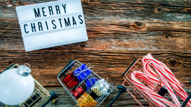 手推车与圣诞礼物和灯箱的愿望在乡村的桌子上图片下载