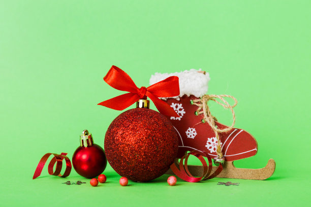 彩色背景溜冰鞋的圣诞球。装饰彩带蝴蝶结与复制空间图片下载