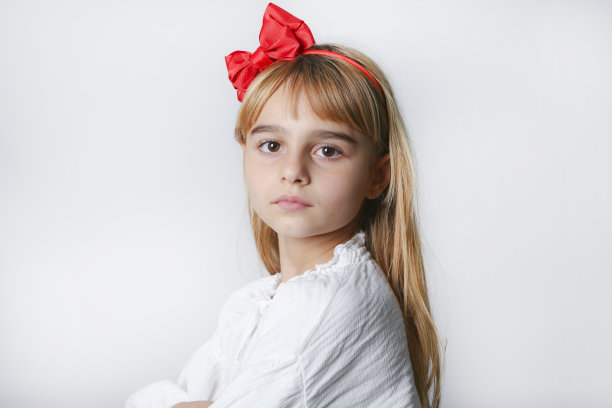 可爱的女孩双臂交叉站着图片下载