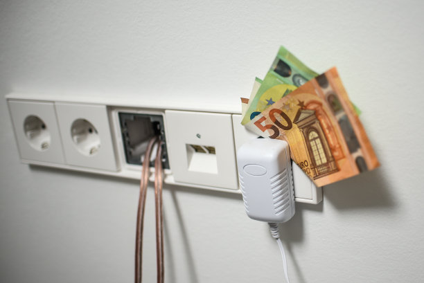 插座和钱在室内，白墙图片下载