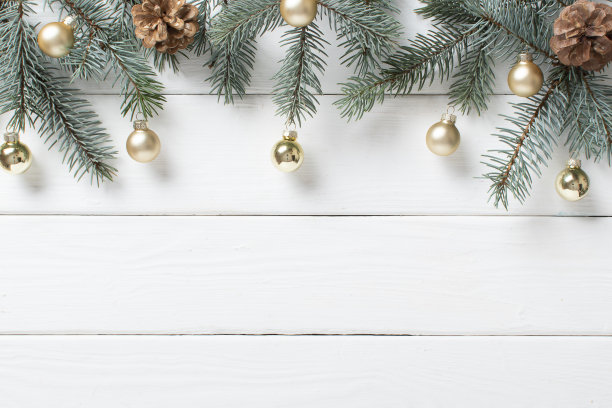 圣诞节背景与蓝色冷杉树枝和玻璃金球在白色的木制背景。图片下载