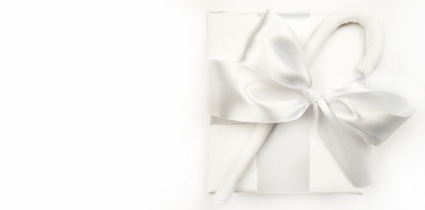 礼物白色的盒子与蝴蝶结在白色的背景。节日的概念。节日概念，礼物。图片下载