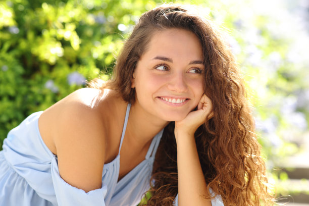 公园里快乐的女人图片下载