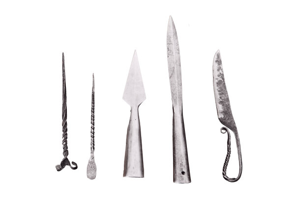 中世纪的古董武器，白色背景。重建中世纪欧洲的事件。图片下载
