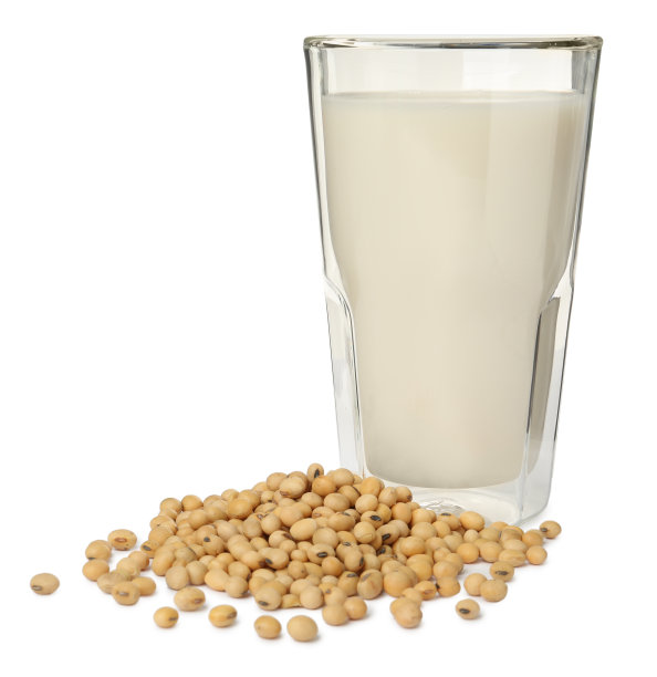 一杯新鲜豆浆和白底豆子图片下载