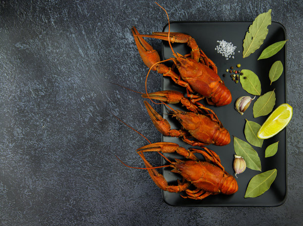 准备吃小龙虾配柠檬、香草和大蒜开胃盘图片下载