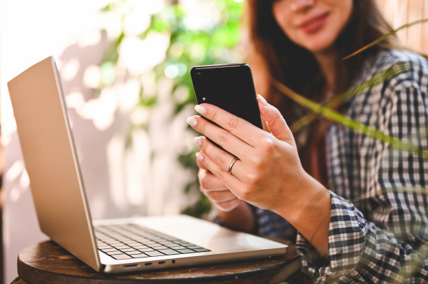 在户外工作场所使用智能手机的女性特写。图片下载