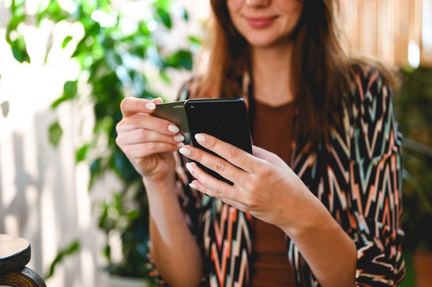 客户用NFC技术的非接触式信用卡支付。图片下载