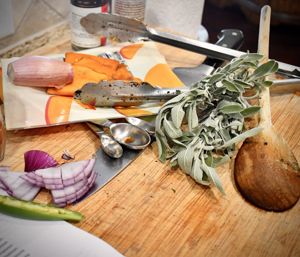 在厨师柜台准备晚餐图片下载