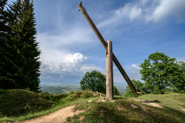 喀尔巴阡山脉的彩色双人秋千，喀尔巴阡风景。图片下载