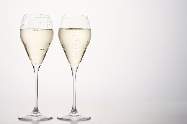 节日的组成与一对香槟笛子。图片下载