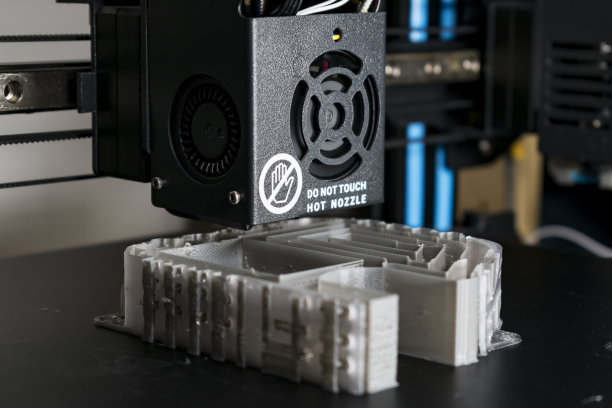 3D打印机打印的模型与灰色可生物降解PLA长丝，ecofil, 3D对象图片下载