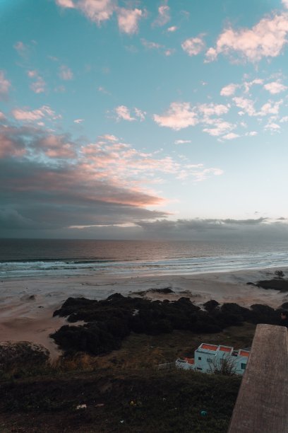迷人的垂直图片，美丽的日出在巴西里约热内卢的海滩上图片下载