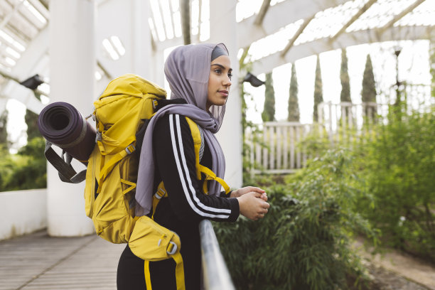 背着背包的伊斯兰教妇女徒步旅行图片下载