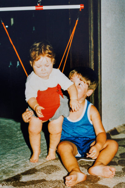 兄弟姐妹在家里玩耍的老式照片图片下载